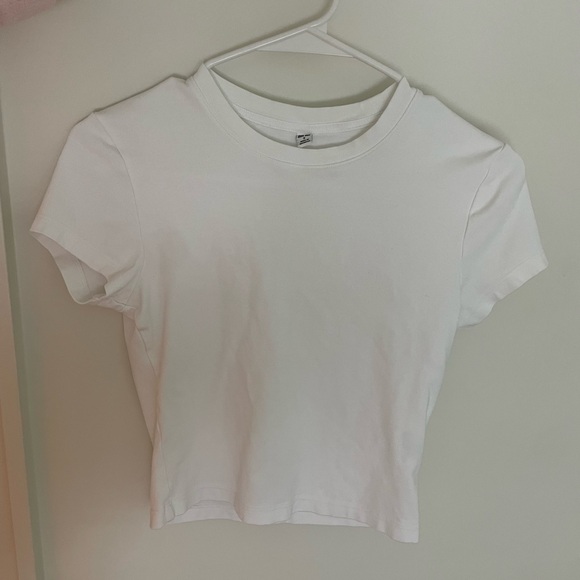 UniQlo White Cropped T-Shirt - Picture 1 of 2